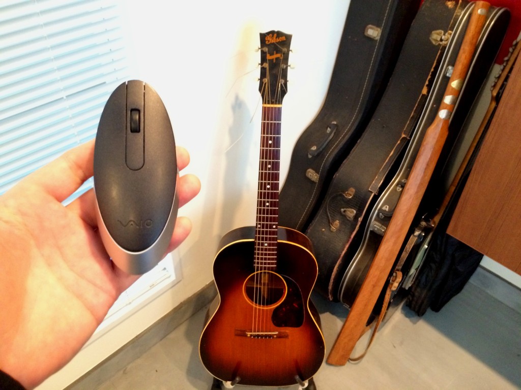 遠藤誠が愛用するマウスとギターと木刀