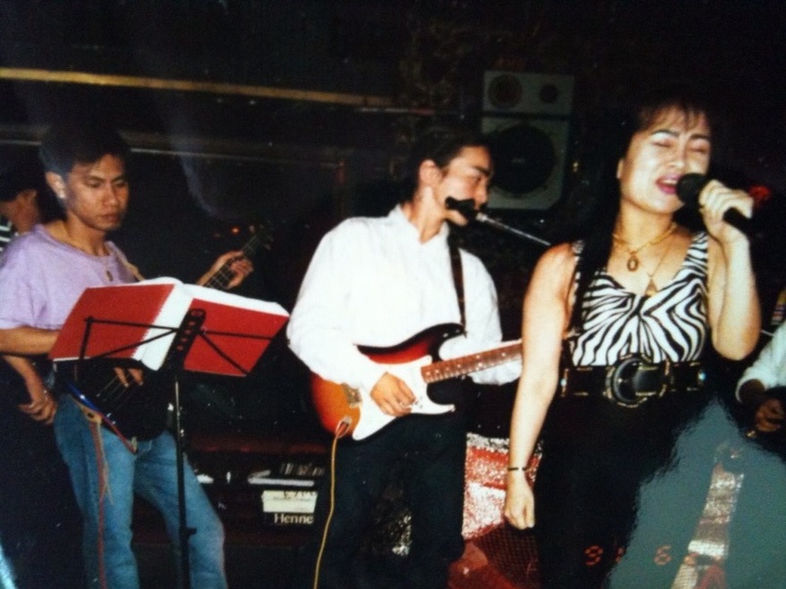 新宿歌舞伎町の外国人クラブで演奏する遠藤誠